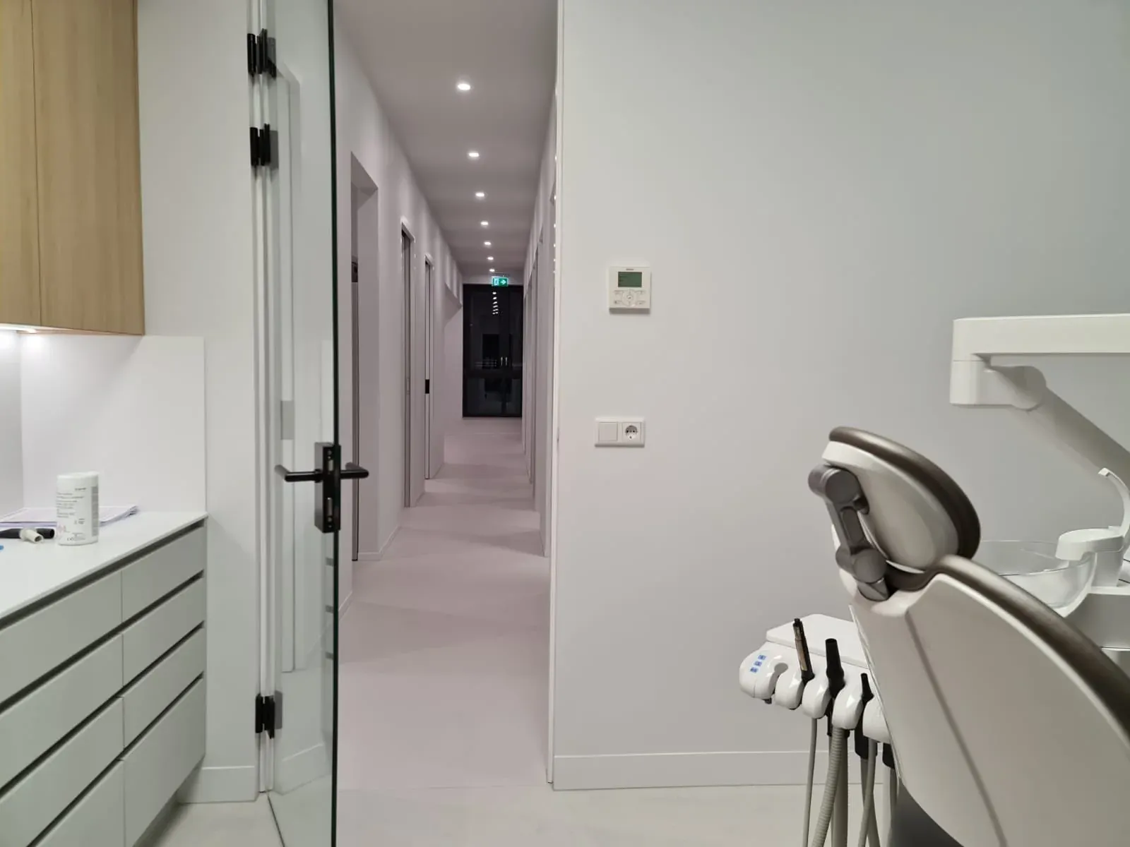 De behandelkamer en gang van Mondzorgcentrum Oosterheem