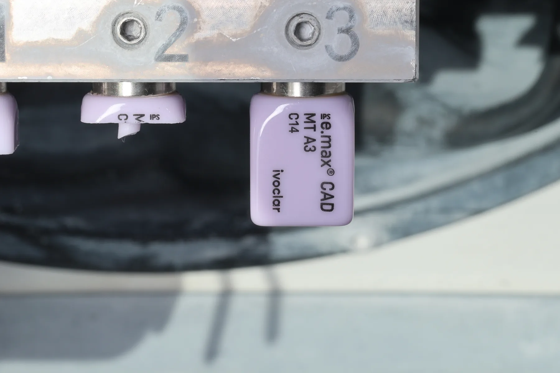 Een violet IPS e.max CAD-blok gespannen in de freesmachine