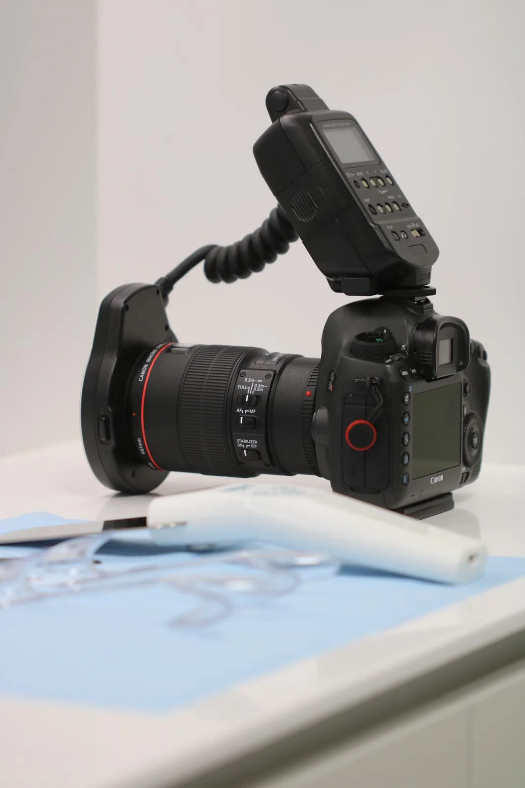 Professionele macrocamera met ringflits voor klinische tandfotografie in de praktijk