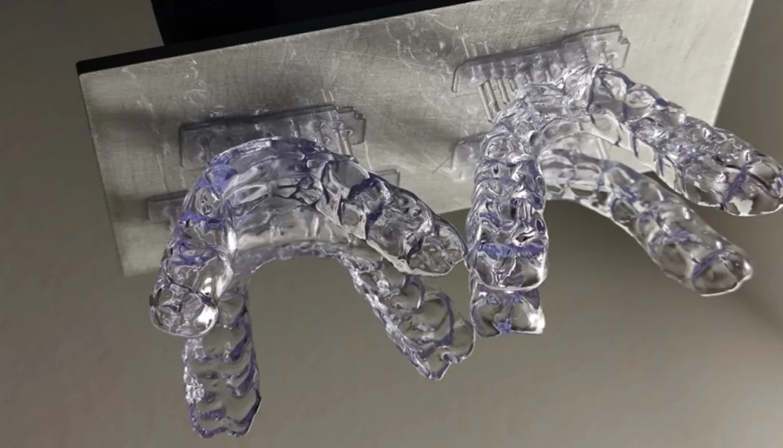 Vier transparante, 3D-geprinte knarsbeugels vers van de printplaat.