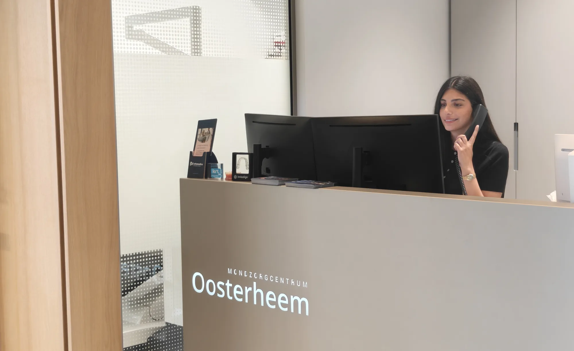 De balie van Mondzorgcentrum Oosterheem, waar de telefoon wordt opgenomen