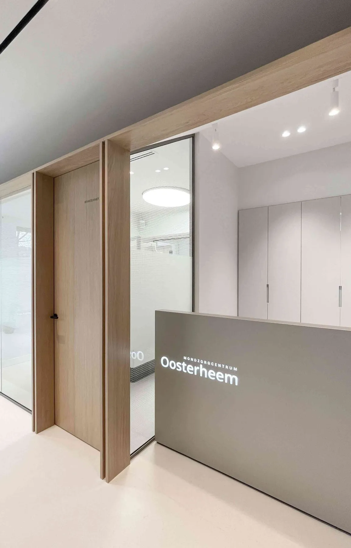 Behandeling onder de microscoop, geconcentreerd, schoon afgeschermd veld.
