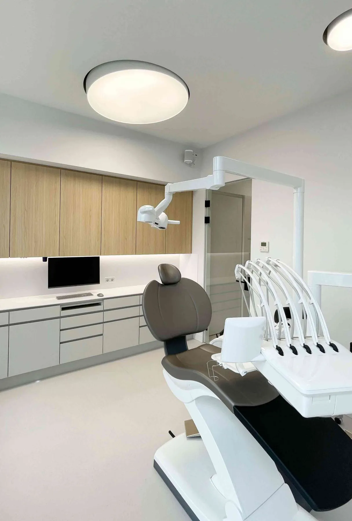 Een opgeruimde behandelkamer, klaar voor een schone-mond-behandeling