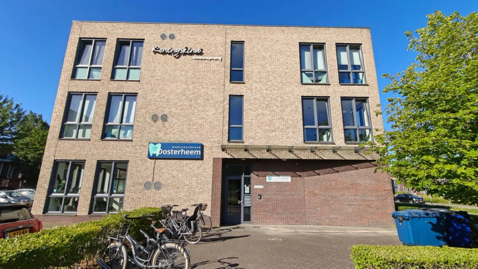 De voorkant van ons pand: onder het blauwe Mondzorgcentrum Oosterheem-bord vindt u de entree waar u aanbelt