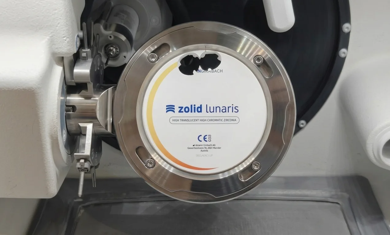 Een zirkoniumdisc gespannen in de freesmachine